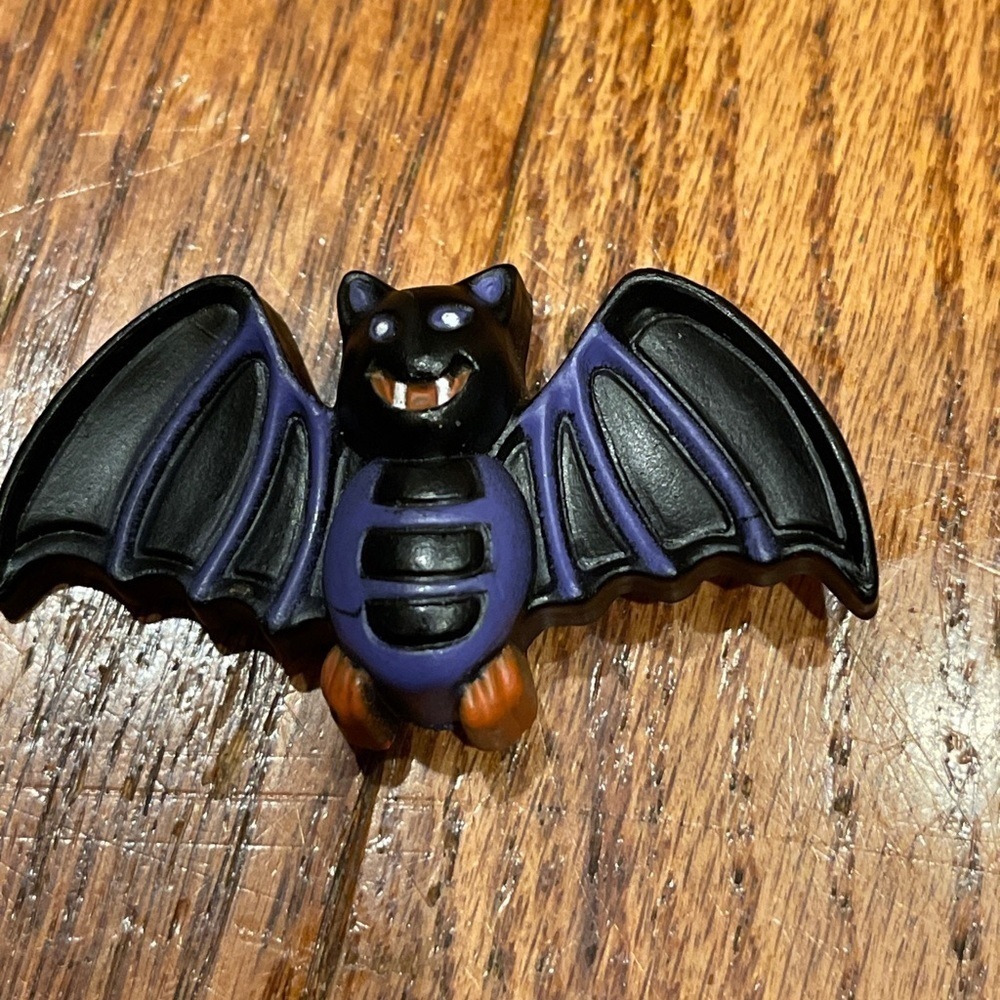 Halloween Pins,Vintage - Black Bat With Purple - Picture 3 of 8